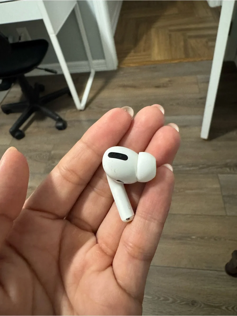 Apple AirPods Pro Wireless Earbuds in White with Charging Case